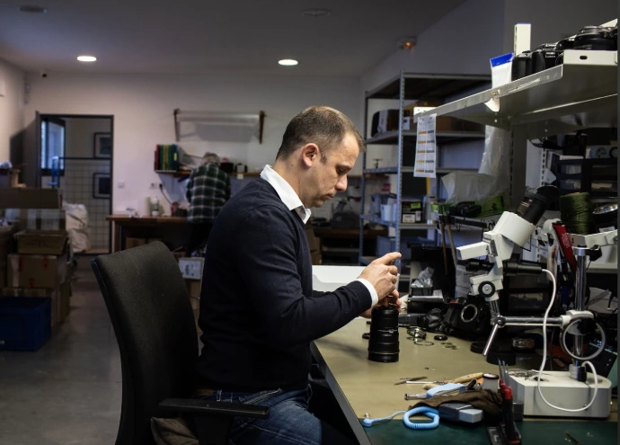 Technicien spécialisé en réparation de matériel photo et vidéo dans l’atelier Camara